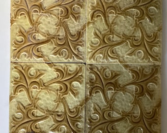 Juego de 4 azulejos de estilo Arts and Crafts con esmalte amarillo.