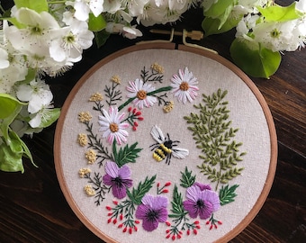 Honey Bee Garden embroidery PDF pattern, easy for beginners, spring wreath design, pansy, daisy, fern, rose flowers, hand embroidery pattern