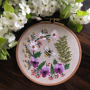 Honey Bee Garden embroidery PDF pattern, easy for beginners, spring wreath design, pansy, daisy, fern, rose flowers, hand embroidery pattern
