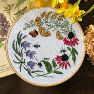 Garden Symphony PDF embroidery pattern, easy for beginner, spring wreath design, yarrow, coneflower, bellflower, bee, ant, spider, butterfly