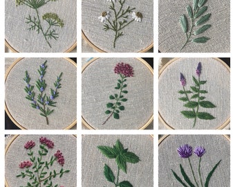 Op de afbeelding: Negen borduurringen met verschillende bloemenmotieven. De motieven omvatten witte madeliefjes, groene bladeren, paarse lavendel, roze bloemen, groene muntbladeren en paarse bieslook.