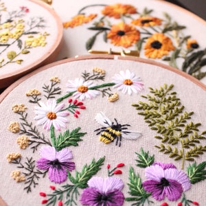 Modèle PDF de broderie jardin d'abeilles, facile pour les débutants, conception de couronne de printemps, pensée, marguerite, fougère, fleurs roses, motif de broderie à la main image 8