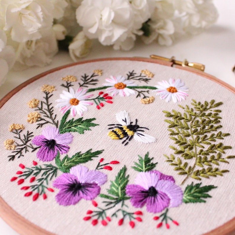 Modèle PDF de broderie jardin d'abeilles, facile pour les débutants, conception de couronne de printemps, pensée, marguerite, fougère, fleurs roses, motif de broderie à la main image 5