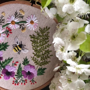 Honey Bee Garden embroidery PDF pattern, easy for beginners, spring wreath design, pansy, daisy, fern, rose flowers, hand embroidery pattern image 9