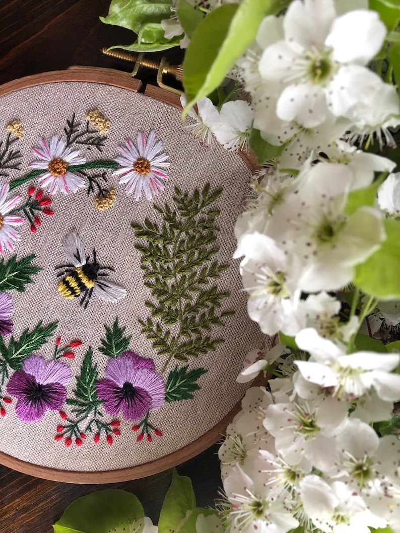 Modèle PDF de broderie jardin d'abeilles, facile pour les débutants, conception de couronne de printemps, pensée, marguerite, fougère, fleurs roses, motif de broderie à la main image 9