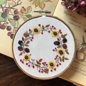 秋のひまわりの花輪 - ユニークな手刺繍 PDF パターン、どんぐり、ブラックベリー、秋の葉、刺繍デザイン、初心者向け、3 つのサイズ