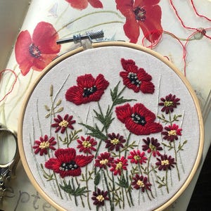 Schema per ricamo a mano di un prato di papaveri rossi: disegno floreale di fiori selvatici (PDF)