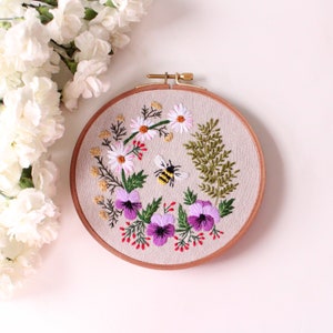 Honey Bee Garden embroidery PDF pattern, easy for beginners, spring wreath design, pansy, daisy, fern, rose flowers, hand embroidery pattern image 3