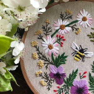 Honey Bee Garden embroidery PDF pattern, easy for beginners, spring wreath design, pansy, daisy, fern, rose flowers, hand embroidery pattern image 10