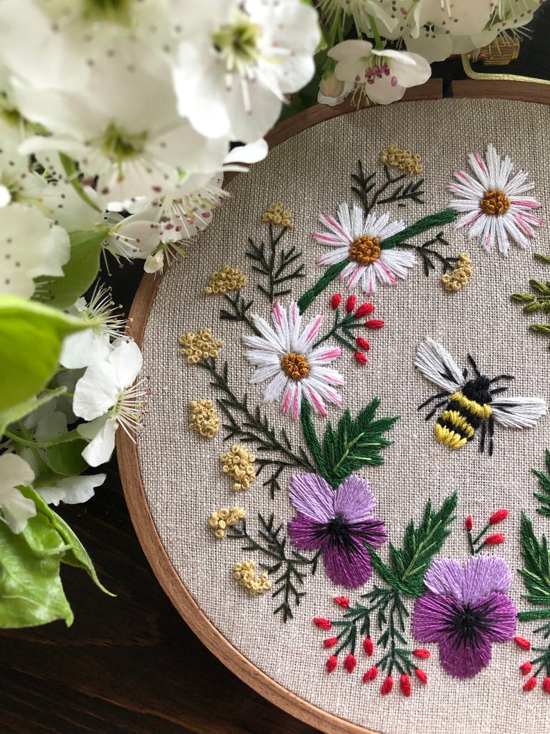 Modèle PDF de broderie jardin d'abeilles, facile pour les débutants, conception de couronne de printemps, pensée, marguerite, fougère, fleurs roses, motif de broderie à la main image 10