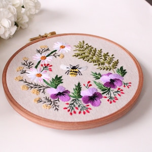 Honey Bee Garden embroidery PDF pattern, easy for beginners, spring wreath design, pansy, daisy, fern, rose flowers, hand embroidery pattern image 4