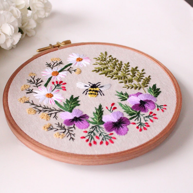 Honey Bee Garden embroidery PDF pattern, easy for beginners, spring wreath design, pansy, daisy, fern, rose flowers, hand embroidery pattern image 4