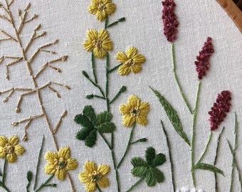 Broderie Crewel Encadrée 14x11 Pouces - 1974 - Motif Fleurs Et Feuilles