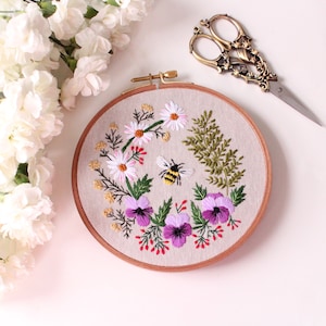 Honey Bee Garden embroidery PDF pattern, easy for beginners, spring wreath design, pansy, daisy, fern, rose flowers, hand embroidery pattern image 2