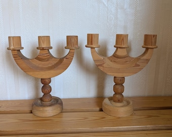 Candelabro sueco tradicional de madera, hecho a mano, estilo mediados de siglo, para 3 velas, de los años 70.