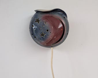 Lámpara de pared de cerámica vintage hecha a mano de STUDIO POTTERY con estrellas y luna de los años 80.