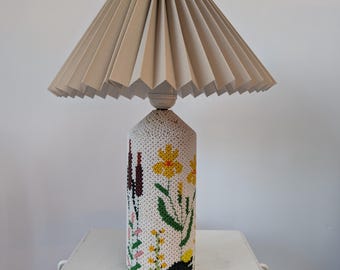 Lámpara de mesa vintage de estilo mediados de siglo, hecha a mano con cuentas de vidrio y pantalla plisada, de los años 70/80.