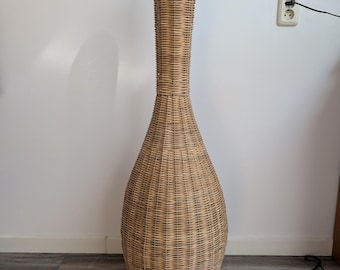 Lámpara de pie grande de ratán TAROGO estilo mediados de siglo, de los años 90.