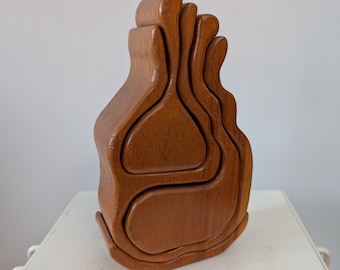 Rompecabezas/joyero/caja de madera tallada, de diseño escultórico/abstracto de mediados de siglo, de los años 70/80, al estilo de Richard Rothbard.