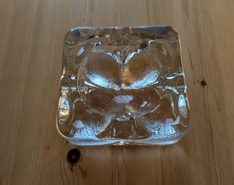 Cenicero/recipiente multiusos de cristal transparente grueso de estilo modernista vintage de KOSTA BODA, diseñado por Rolf Sinnemark en los años 70.