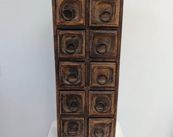 Armario de farmacia pequeño y macizo de madera, de estilo brutalista vintage, de los años 70/80.