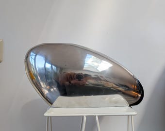 Jarrón de aluminio de diseño modernista vintage de los años 90.