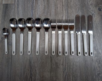 Piezas de cubertería retro blancas de estilo posmoderno vintage, fabricadas en Japón, de los años 80.