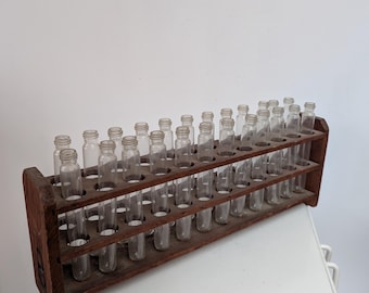Tubos de vidrio de laboratorio antiguos con base de madera de los años 60/70.