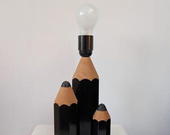 Lámpara de mesa de madera estilo posmoderno vintage con forma de crayón, de los años 80/90.