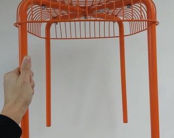 Taburete metálico IKEA VASTERON de color naranja retro, diseño POSTMODERN (descatalogado).