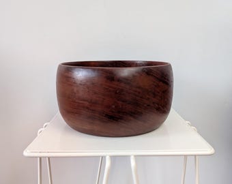 Bol de madera de teca escandinavo de estilo vintage de mediados de siglo, de los años 80.