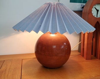 Lampada da tavolo in legno pesante dal design italiano Mid Century degli anni '70