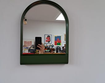 Espejo de pared de metal verde IKEA YPPERLIG, diseño de HAY de 2017 (modelo descatalogado).