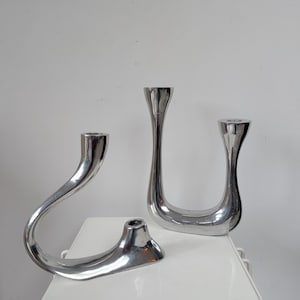 Juego de 2 candelabros de metal esculturales de diseño modernista vintage de los años 80/90.