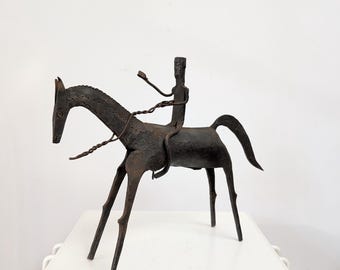 Escultura vintage de hierro forjado de estilo brutalista que representa a un jinete a caballo, de los años 70/80.