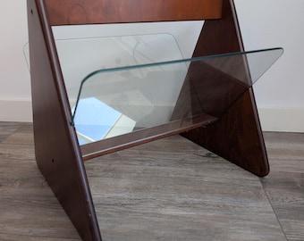 Revistero vintage de estilo escandinavo de mediados de siglo, de madera y cristal, de los años 70/80.