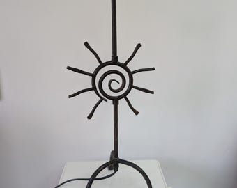 Luminária de mesa vintage em ferro fundido com design brutalista em formato de raio de sol, dos anos 80.