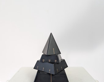 Reloj de mesa giratorio de estilo posmoderno con diseño de pirámide del tiempo en 4D de los años 80.