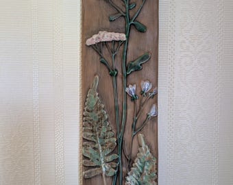Diseño de relieve mural en cerámica CHRISTINA de estilo vintage de mediados de siglo, obra de DAGNY ZACKRISSON de los años 70/80.