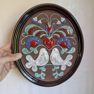 Targa da parete in ceramica in stile vintage Mid Century, modello GABRIEL Sweden, disegnata da INGEGÄRD, risalente agli anni '70/'80.