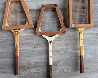 Juego de 3 raquetas de tenis vintage variadas con marco y funda prensados de los años 70/80.