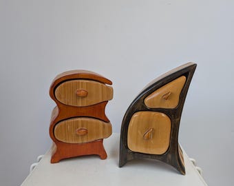 Conjunto de 2 cajas/armarios/joyeros de madera tallada a mano, de diseño escultórico/abstracto de mediados de siglo, de los años 80/90.