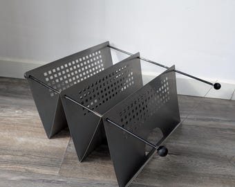 Revistero/soporte metálico vintage de DISEÑO POSTMODERNO de los años 80.