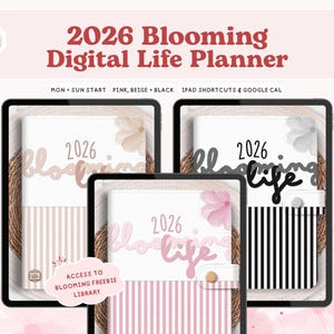 Może przedstawiać: Trzy cyfrowe plannery życia na rok 2026, każdy wyświetlany na tablecie. Plannery mają kwiatowe wzory i tekst "Blooming Digital Life Planner". Schematy kolorów obejmują różowy, beżowy i czarny. Widoczny jest również tekst "Access to Blooming Freebie Library".