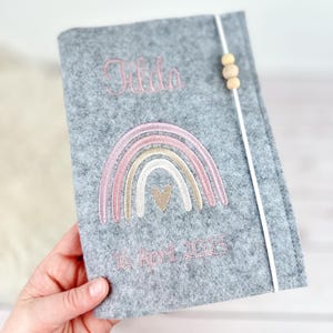 uheft personalisiert, Personalisierte U-Heft-Hülle Filz mit Regenbogen-Stickerei, uheft und impfpasshülle, u-heft hülle personalisiert