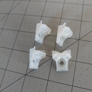 Puede incluir: Cuatro soportes de esquina de pl&aacute;stico transparente, dise&ntilde;ados para unir dos piezas de madera u otros materiales en un &aacute;ngulo de 90 grados.