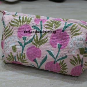 Handgemaakte roze katoenen zakjes met bloemen: gewatteerde toilettassen