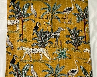 Handgemaakte Indiase kantha-quilt: gele katoenen sprei met jungleprint