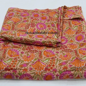 Katoenen stof oranjeroze bloemen: materiaal voor kleermakerij met handblokprint