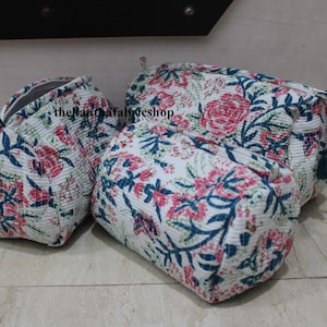 Handgemaakte katoenen toilettassenset met bloemenprint: witte reistassen met kleurvlakken